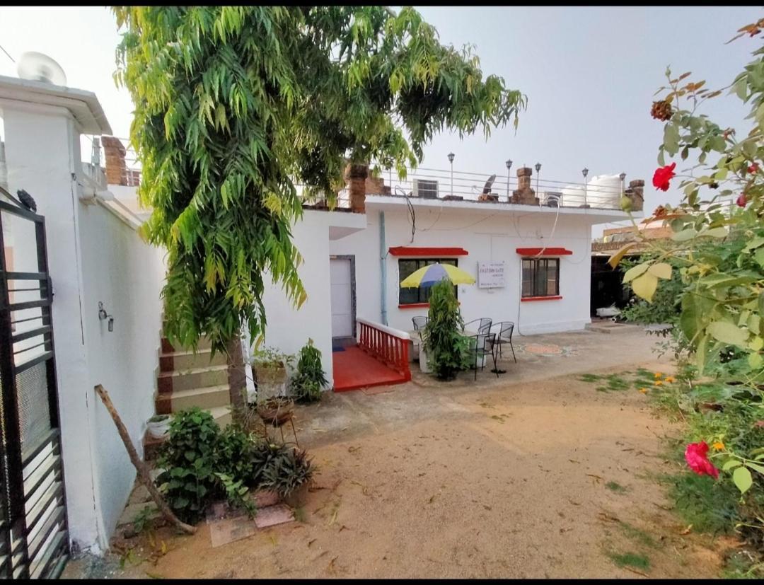 Eastern Gate Homestay Khajurāho Exterior foto